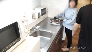 彼女との布団でのセックスに我慢できず、料理中の大◯生彼女とキッチンでセックスしてしまいました。