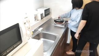 彼女との布団でのセックスに我慢できず、料理中の大◯生彼女とキッチンでセックスしてしまいました。