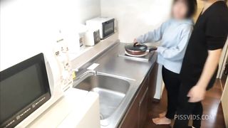 彼女との布団でのセックスに我慢できず、料理中の大◯生彼女とキッチンでセックスしてしまいました。