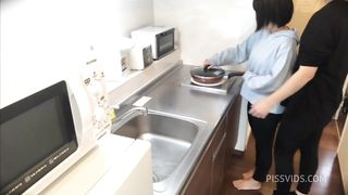 彼女との布団でのセックスに我慢できず、料理中の大◯生彼女とキッチンでセックスしてしまいました。