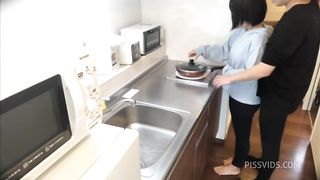 彼女との布団でのセックスに我慢できず、料理中の大◯生彼女とキッチンでセックスしてしまいました。