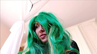 LA MISTRESS TI FA LE SCOREGGE IN FACCIA E TI UMILIA-THE MISTRESS FARTS IN YOUR FACE AND HUMILIATES YOU