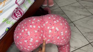 ENGANE A MI HERMOSA HIJASTRA PARA QUE BUSQUE DE BAJO DE LA CAMA PARA VERLE SU GRAN CULO