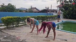 PISCINEIRO ESTAVA FAZENDO SEU TRABALHO E CHEGOU UMA LOIRA E UMA RUIVA E CHAMARAM ELE PARA TOMAR UM CHA DE BUCETA, SAFADO TIROU A SORTE GRANDE E FODEU ELAS COM FORCA