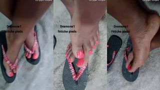 J AI ENVIE DE MASTURBER ET FAIRE JOUIR UNE BITE AVEC MES JOLI PIEDS