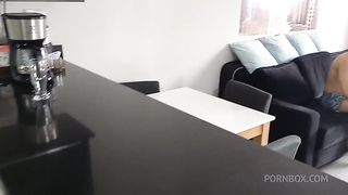 Minha namorada chegou toda suada da academia, aproveitei e meti a pica, ali mesmo na cozinha.