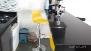 Minha namorada chegou toda suada da academia, aproveitei e meti a pica, ali mesmo na cozinha.