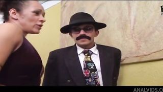 Dom Pirocone o maior pau do porno fode o cu de duas milf