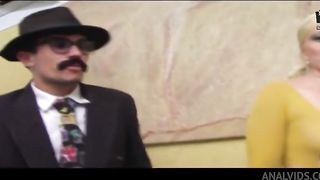 Dom Pirocone o maior pau do porno fode o cu de duas milf