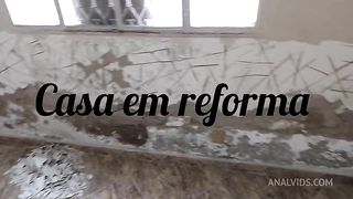 Fui mostrar uma casa em obra e acabei comendo o cu da futura inquilina.