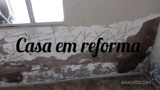 Fui mostrar uma casa em obra e acabei comendo o cu da futura inquilina.