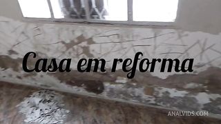 Fui mostrar uma casa em obra e acabei comendo o cu da futura inquilina.