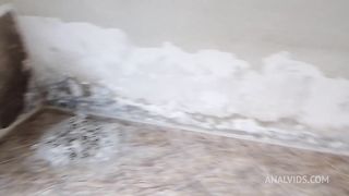 Fui mostrar uma casa em obra e acabei comendo o cu da futura inquilina.