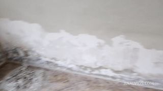 Fui mostrar uma casa em obra e acabei comendo o cu da futura inquilina.