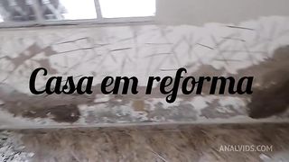 Fui mostrar uma casa em obra e acabei comendo o cu da futura inquilina.