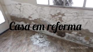 Fui mostrar uma casa em obra e acabei comendo o cu da futura inquilina.