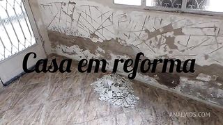 Fui mostrar uma casa em obra e acabei comendo o cu da futura inquilina.