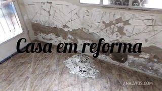 Fui mostrar uma casa em obra e acabei comendo o cu da futura inquilina.