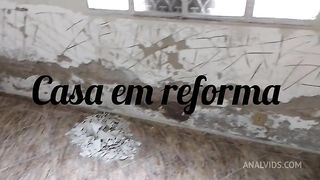 Fui mostrar uma casa em obra e acabei comendo o cu da futura inquilina.