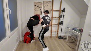 4K I CAUGHT A GIRL BURGLAR TRY TO ESCAPE FIGHTING WITH KICKS