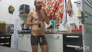 FAZENDO UM LANCHE PELADO.