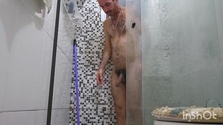 DEPOIS DE FAZER A BARBA, AQUELE BANHO GOSTOSO.