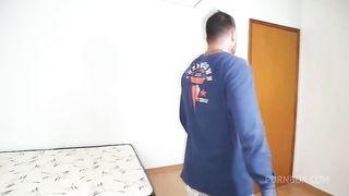 EM QUANTO MINHA IRMA ESTAVA NO BANHO COMI A AMIGA JAPONESA DELA