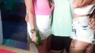 Novinha e coroa levando no cu em bar na capital gaucha