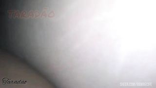 Socando na buceta e gozando na boca