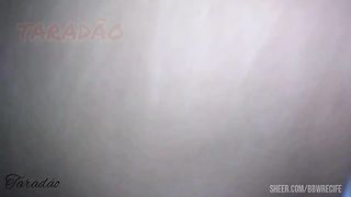 Socando na buceta e gozando na boca