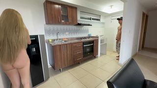 ME FOLLO A MI DISTRAIDA LATINA CULONA HERMANASTRA MIENTRAS LAVO Y APROVECHO PARA METERLE MI POLLA EN SU BOCA.