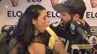 RAINHA HOTWIFE NUM PODCAST FAZENDO UM BOQUETE BABADO PRO APRESENTADOR