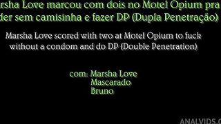Marsha Love marcou com dois no Motel Opium pra foder sem camisinha e fazer anal e DP (Dupla Penetracao)
