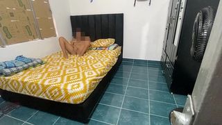 PADRASTRO CALIENTE MIRA FURTIVAMENTE A LA PERVERTIDA D ESU HIJASTRA MIENTRAS SE MASTURBA
