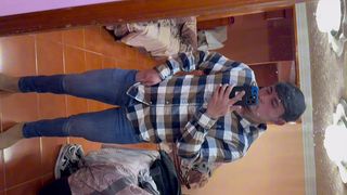 COMIENDO POLLITO A ESCONDIDAS DE SUS JEFES