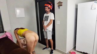 SAFADA SOZINHA EM CASA RECEBE MOTOBOY SO DE TOALHA DE BANHO!
