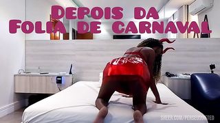 Apos folia de carnaval levei a negra linda para o quarto do hotel e fiz ela gozar muito ate escorrer pelas pernas.