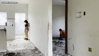 Fui fodida pelo trabalhador na obra.o cara aproveitou que estava me masturbando.pra me foder toda ate o cu deixando todo melado de porra e bosta