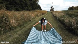 Linda del Sol as La Lechera