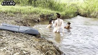 Sexo ao ar livre tomando banho de sol a beira do rio botei duas gostosas pra mamar e torei as duas gozando dentro