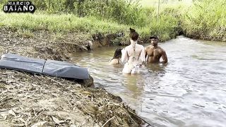 Sexo ao ar livre tomando banho de sol a beira do rio botei duas gostosas pra mamar e torei as duas gozando dentro