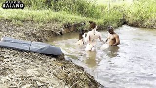 Sexo ao ar livre tomando banho de sol a beira do rio botei duas gostosas pra mamar e torei as duas gozando dentro