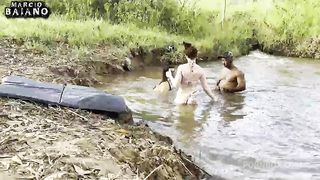 Sexo ao ar livre tomando banho de sol a beira do rio botei duas gostosas pra mamar e torei as duas gozando dentro