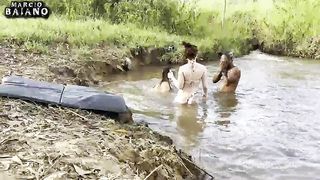 Sexo ao ar livre tomando banho de sol a beira do rio botei duas gostosas pra mamar e torei as duas gozando dentro