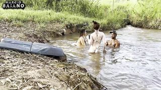Sexo ao ar livre tomando banho de sol a beira do rio botei duas gostosas pra mamar e torei as duas gozando dentro