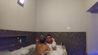 Metendo de quatro na banheira