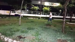 Casada gulosa chupando o amante na praca