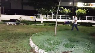 Casada gulosa chupando o amante na praca