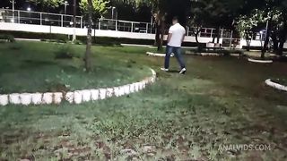 Casada gulosa chupando o amante na praca