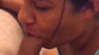 UNA DESCONOCIDA ME HACE UNA RICA MAMADA